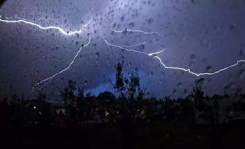 暴雨來襲，請注意人身安全